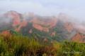 El paraje Patrimonio de la Humanidad de Las Médulas una mañana de niebla