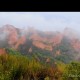 Descripción: El paraje Patrimonio de la Humanidad de Las Médulas una mañana de niebla