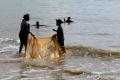 Cerca de Toamasina en cualquiera de las playas vemos a niños jugando mientras sus padres pescan en la orilla