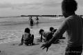 Cerca de Toamasina en cualquiera de las playas vemos a niños jugando mientras sus padres pescan en la orilla