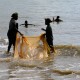 Descripción: Cerca de Toamasina en cualquiera de las playas vemos a niños jugando mientras sus padres pescan en la orilla