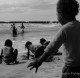 Descripción: Cerca de Toamasina en cualquiera de las playas vemos a niños jugando mientras sus padres pescan en la orilla