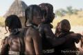Poblado Himba en Opuwo. Las mujeres se embadurnan todo el cuerpo de ocre