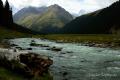 Siguiendo el río que viene del glaciar del Pico Oguz Basi por unos parajes idílocos llegamos al Valle de Las Flores (Kok Yaiik)