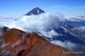 Uno de los volcanes activos en la Peninsula de Kamchatka. Lugar que les encanta visitar a los habitantes de Petropavlovsk. El volcán de enfrente es el Koriaksky